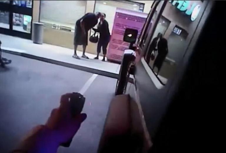 Κρατούσε όμηρο τη γυναίκα του – Τον γάζωσε με 4 σφαίρες (εικόνες, βίντεο)